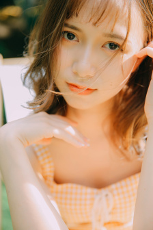 客厅里ying乱亲女h视频